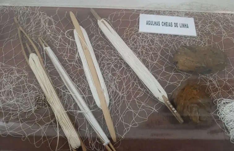 Agulhas com que se davam vida às redes de pesca